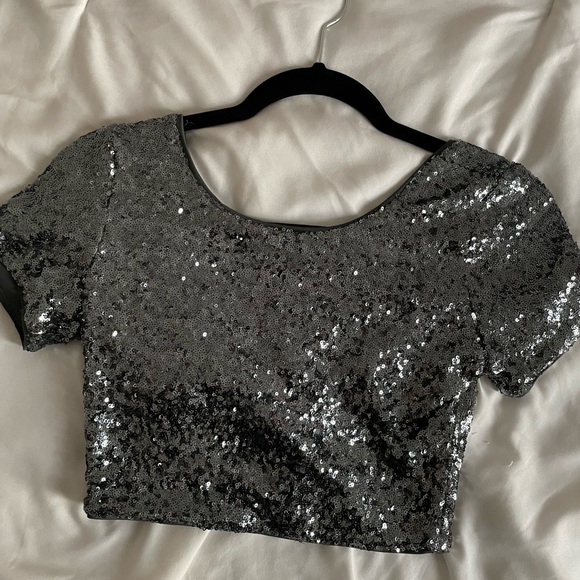 🪩 Sequins silver cropped top // FOREVER 21 size: S // EXCELLENT condition - Picture 2 of 5